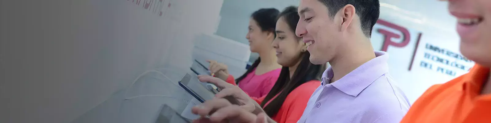 Alumnos usando tablets
