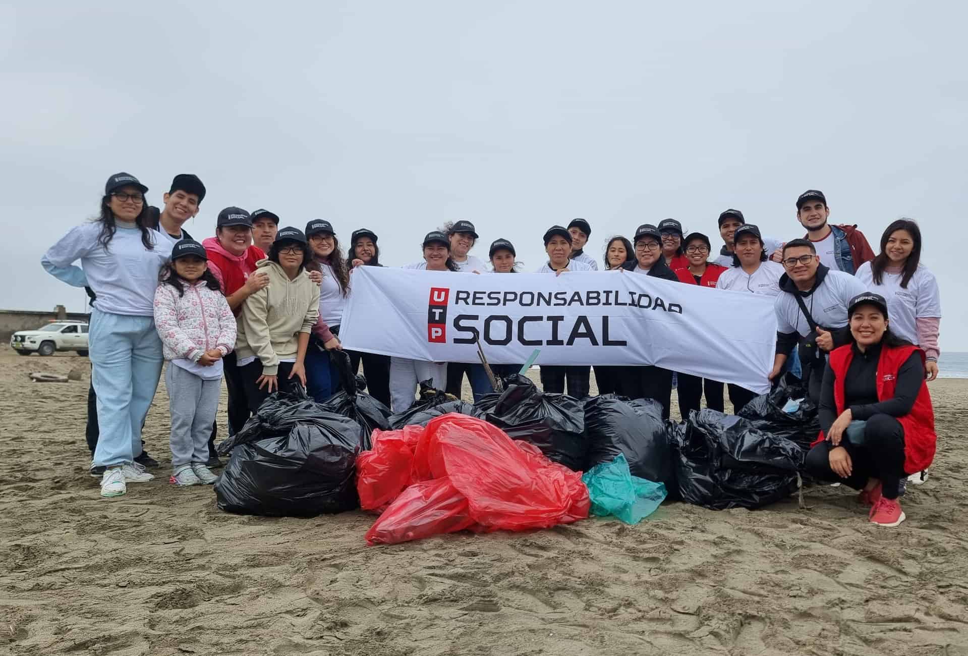 Limpieza de playa colaboradores UTP