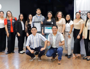  Equipo de la UTP celebrando la entrega del reconocimiento de la Segunda Estrella del Programa “Huella de Carbono Perú”