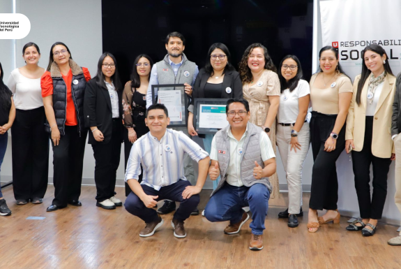  Equipo de la UTP celebrando la entrega del reconocimiento de la Segunda Estrella del Programa “Huella de Carbono Perú”