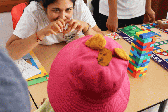 Estudiantes UTP Lima Centro llevan alegría y aprendizaje a pacientes con cáncer 