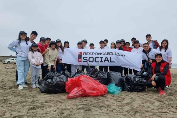 Limpieza de playa colaboradores UTP