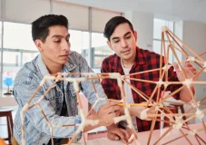 Chicos creando una estructura Chicos creando una estructura